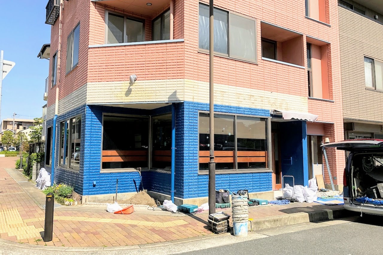 津知町の カジュアルフレンチkuro96 の移転前跡地で工事してる 青い壁が茶色になった 芦屋つーしん